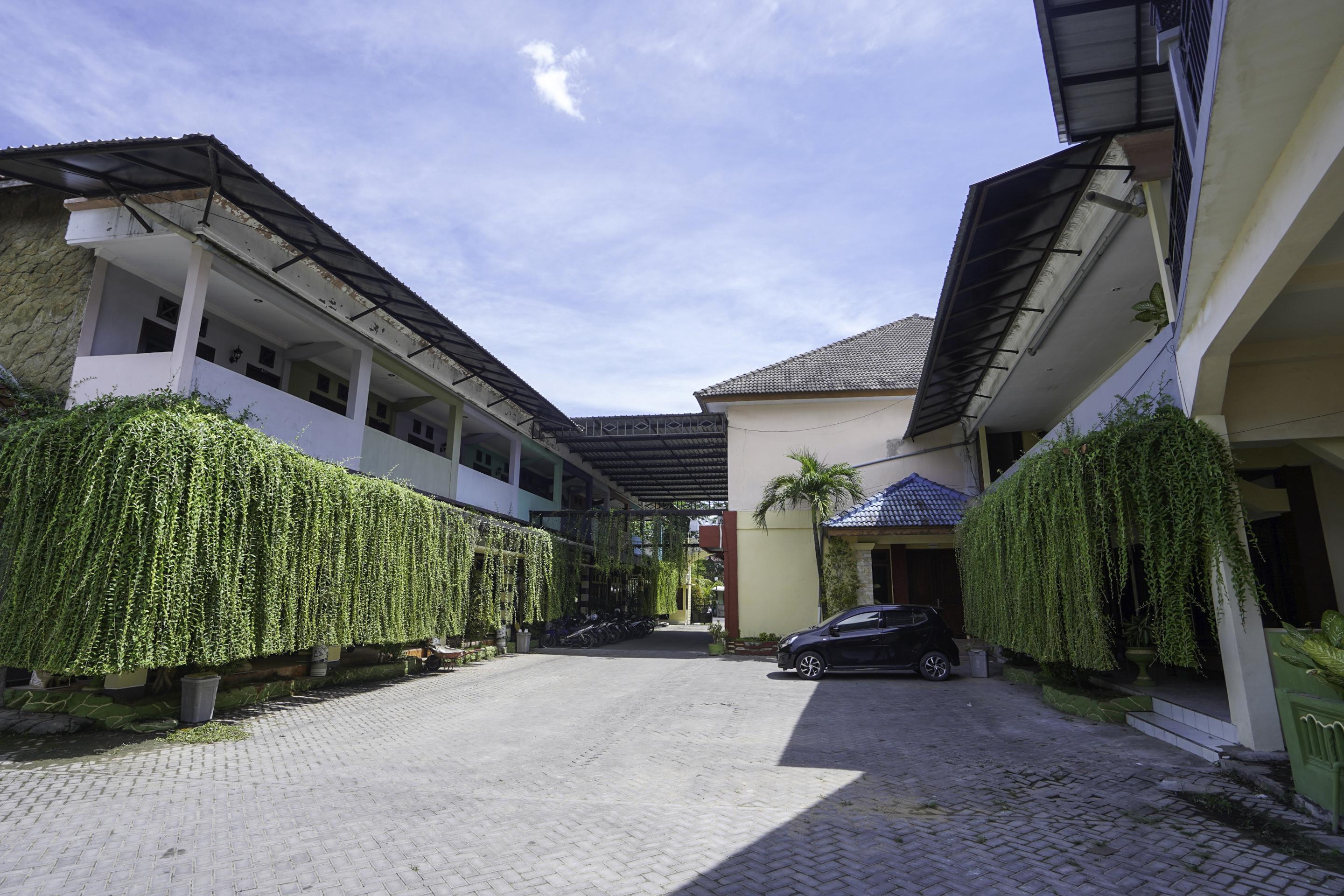 Oyo 2715 Hotel Madinah Syariah Pamekasan Exterior photo