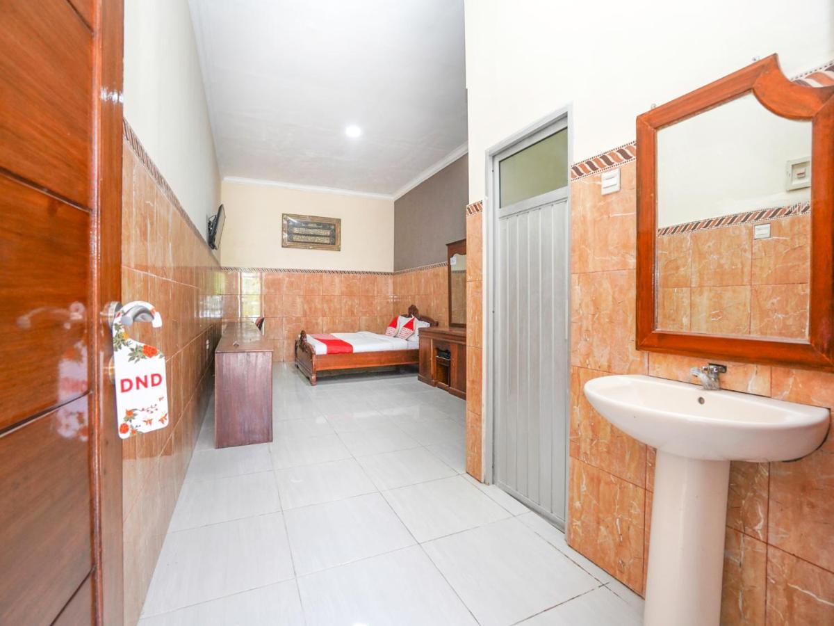 Oyo 2715 Hotel Madinah Syariah Pamekasan Exterior photo